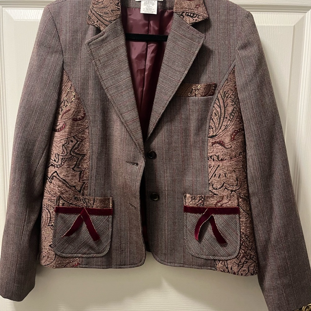 Elegant Women's Blazer‎ with Paisley Accents